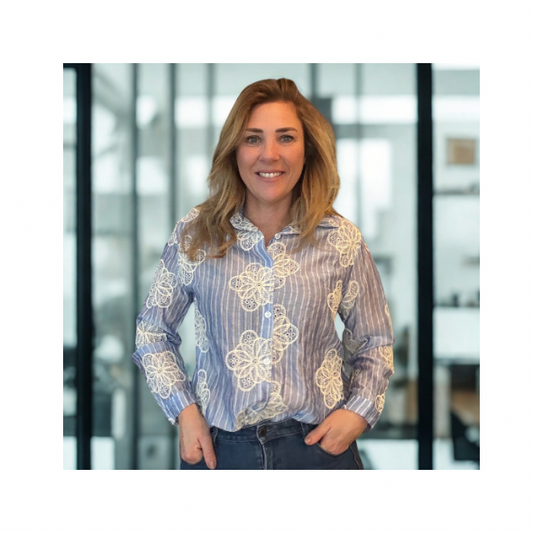 Jeansblauwe blouse met krijtstreep en off-white broderie van Marijke Mode