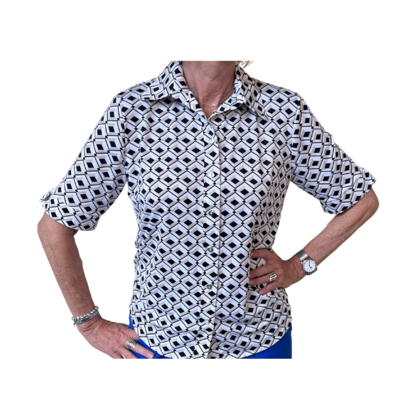 klassieke blouse met knopen gemaakt van viscose donkerblauw beige verkocht door Marijke Mode. moderne mode voor oudere dames mode den haag. hippe mode voor senioren dames