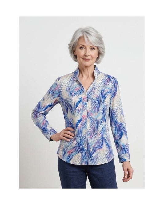 Casual blouse met ruime kraag en split middenvoor in frisse voorjaarstinten – verkocht door Marijke Mode
