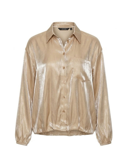 Soepelvallende blouse met knopen, borstzakje en subtiele glans, verkrijgbaar bij Marijke Mode.