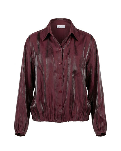 Soepelvallende blouse met knopen, borstzakje en subtiele glans, verkrijgbaar bij Marijke Mode.