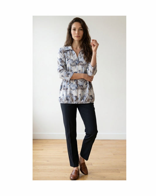 Blouson polo-shirt met V-hals en driekwart mouwen in soepel viscose dessin bij Marijke Mode