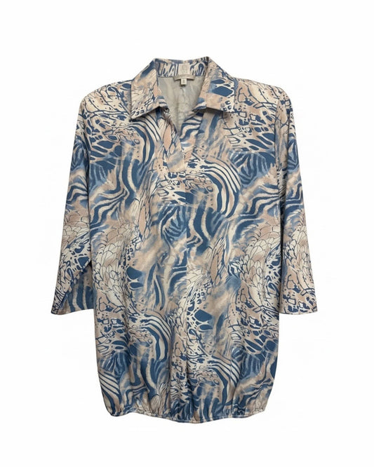 Blouson polo-shirt met V-hals en driekwart mouwen in soepel viscose dessin bij Marijke Mode