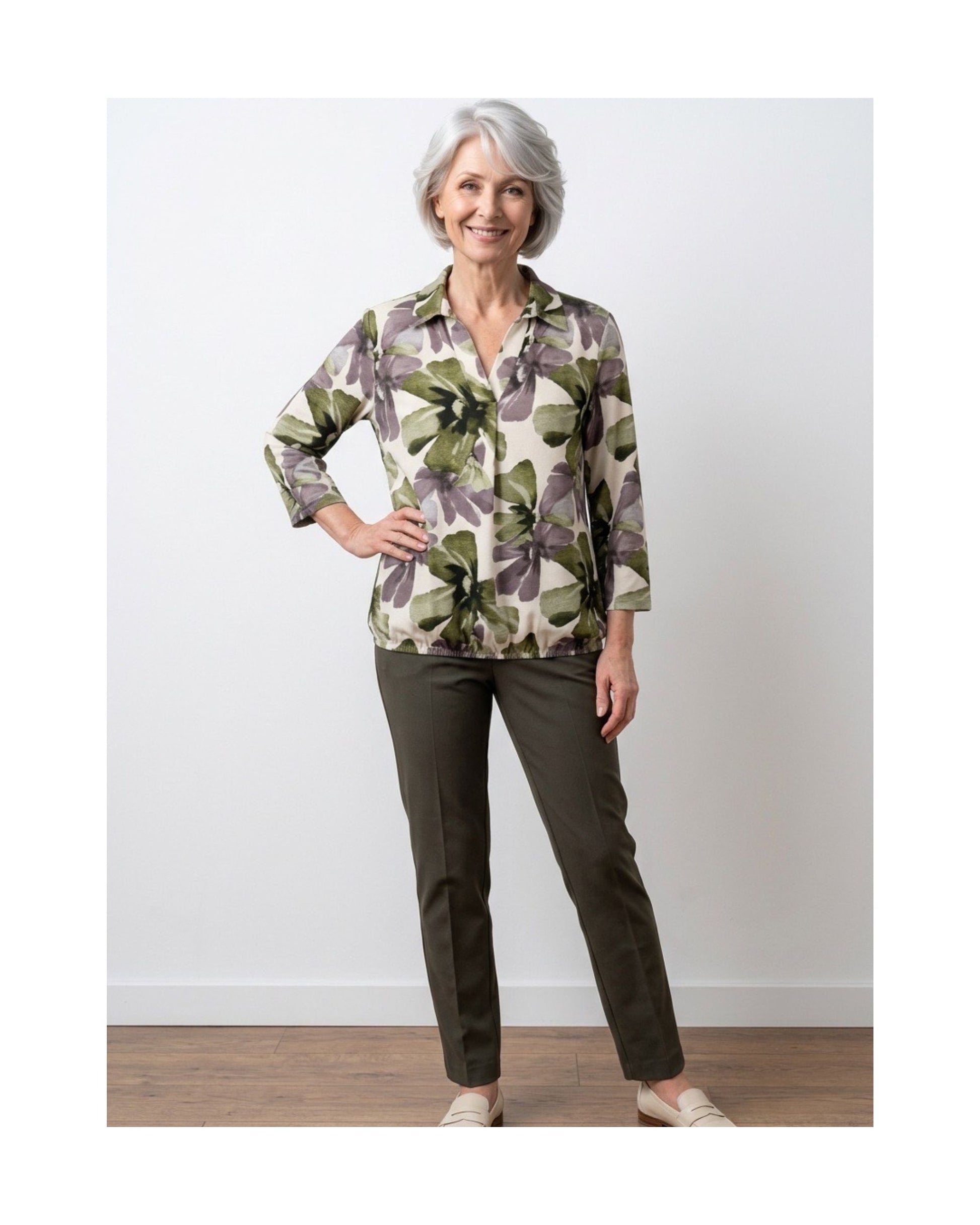 Poloshirt met V-hals en driekwartmouwen van zachte viscose – Marijke Mode.