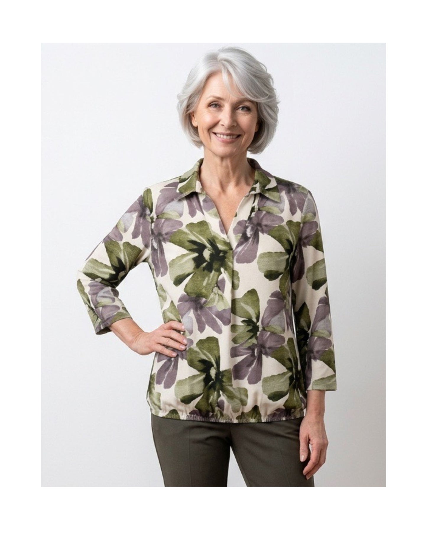 Poloshirt met V-hals en driekwartmouwen van zachte viscose – Marijke Mode.