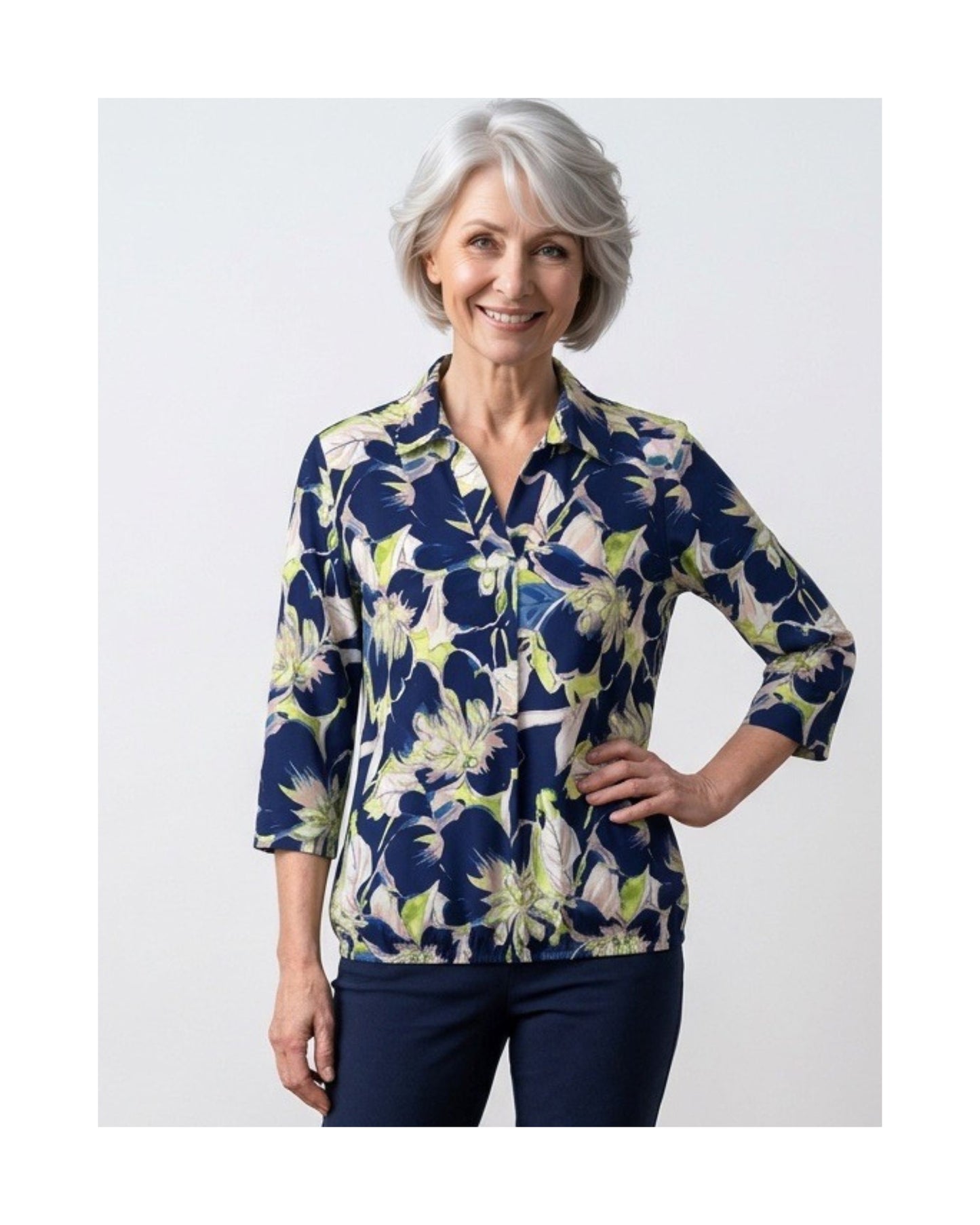 Poloshirt met V-hals en driekwartmouwen van zachte viscose – Marijke Mode.