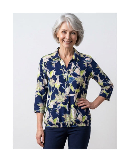 Poloshirt met V-hals en driekwartmouwen van zachte viscose – Marijke Mode.