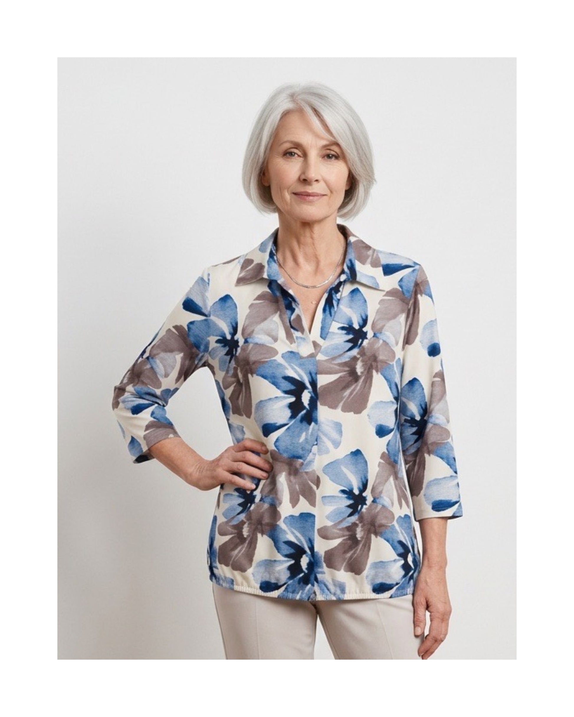 Poloshirt met V-hals en driekwartmouwen van zachte viscose – Marijke Mode.