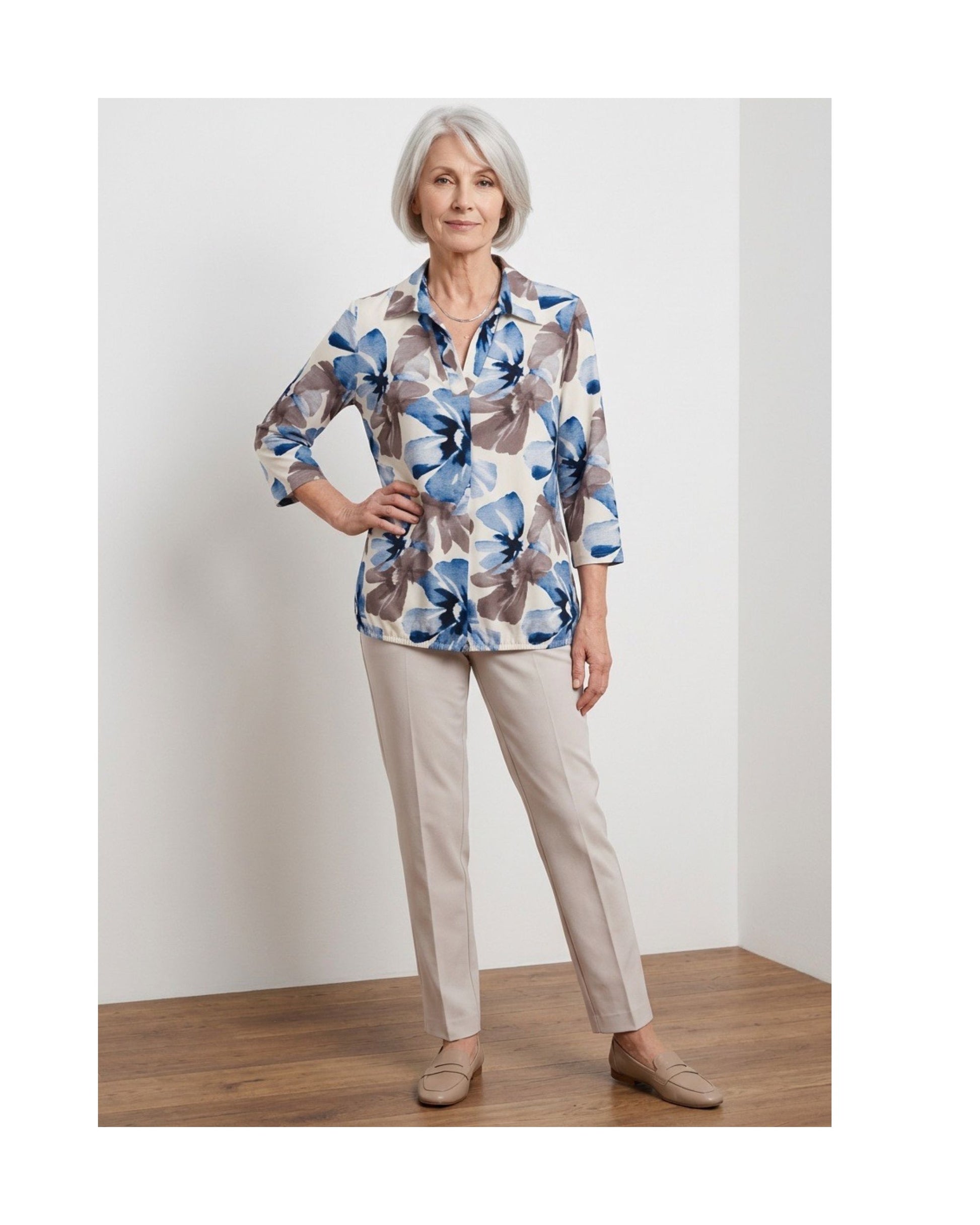 Poloshirt met V-hals en driekwartmouwen van zachte viscose – Marijke Mode.