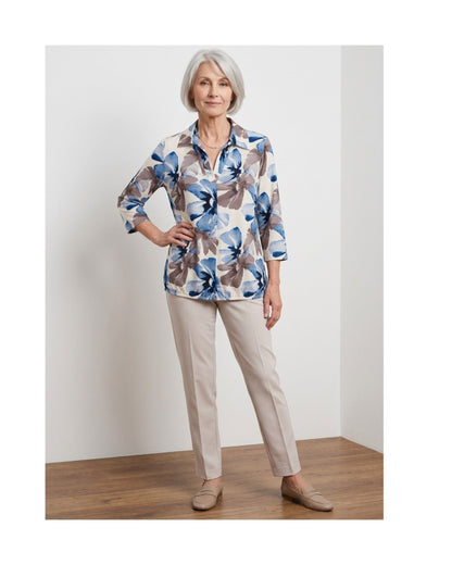 Poloshirt met V-hals en driekwartmouwen van zachte viscose – Marijke Mode.