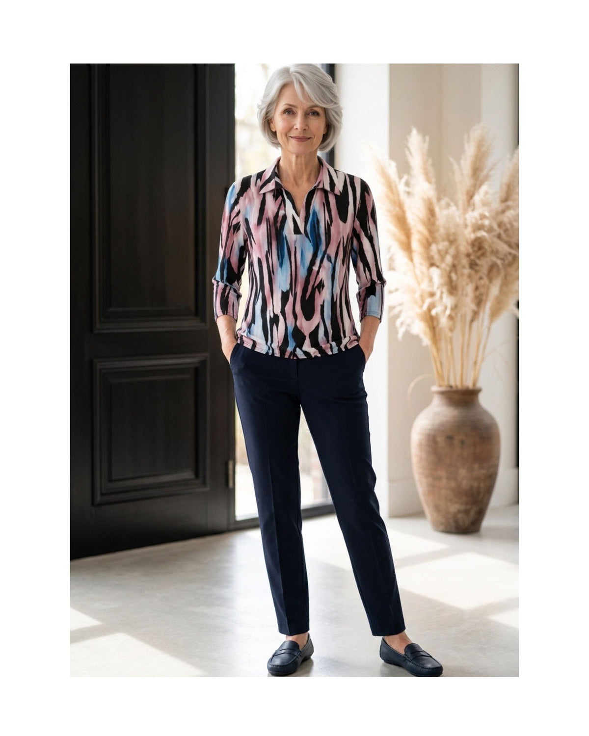 Poloshirt met V-hals en driekwartmouwen van zachte viscose – Marijke Mode.