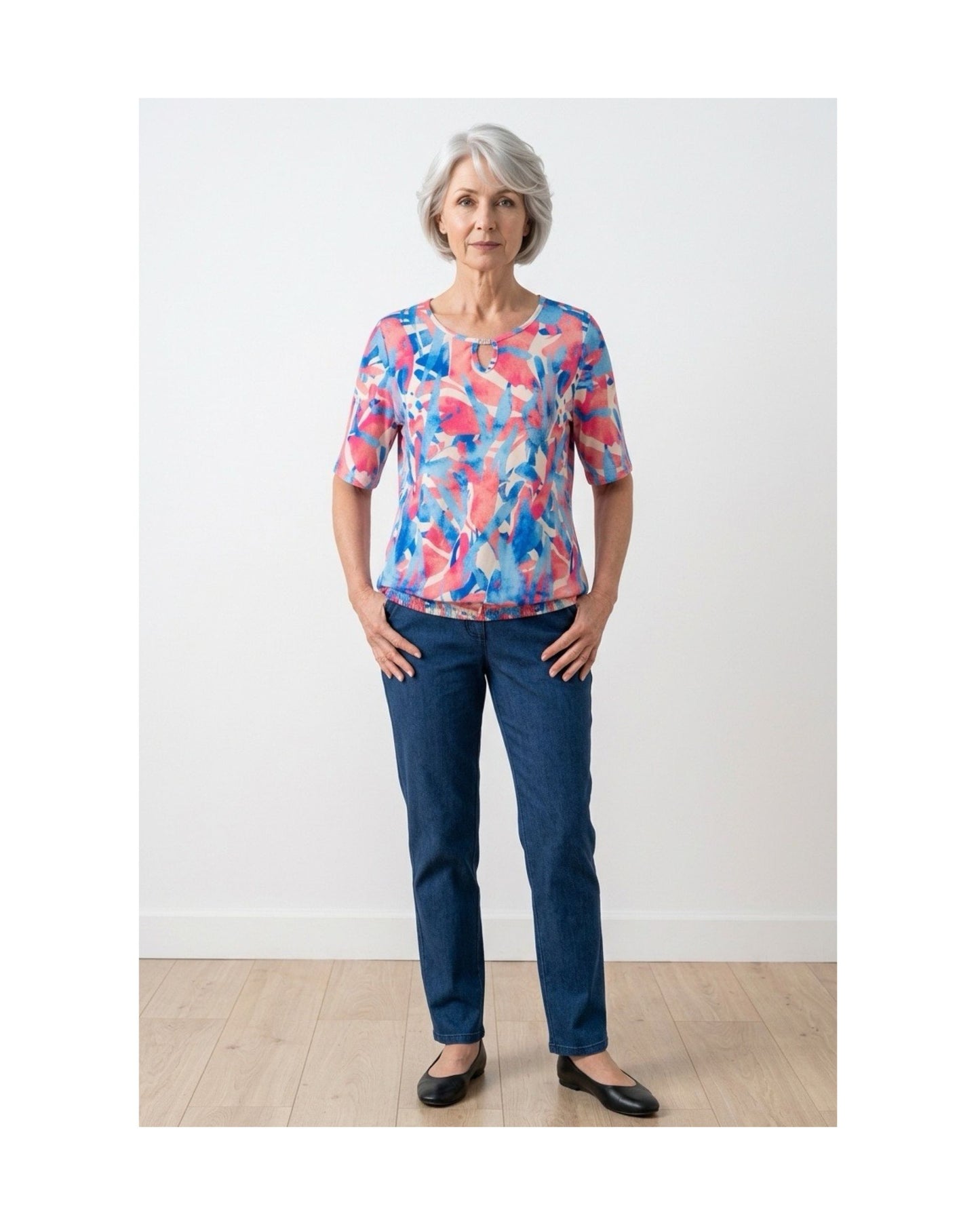 shirt met ronde hals en elastiek. verkrijgbaar bij marijke mode