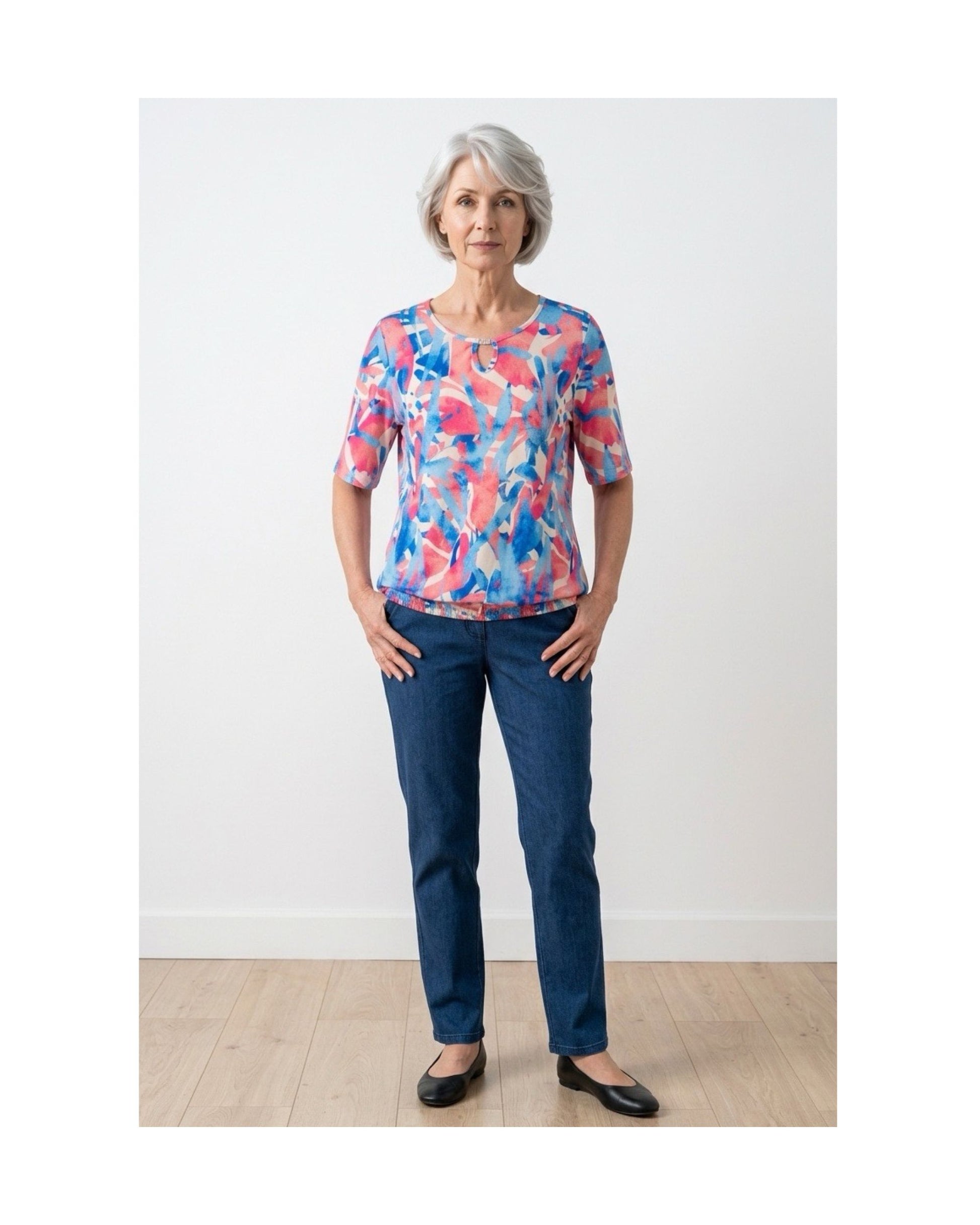 shirt met ronde hals en elastiek. verkrijgbaar bij marijke mode