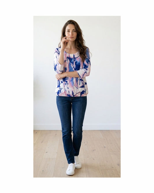 Blouson shirt met geplooide baan en driekwart mouwen in zachte viscose stof verkocht door Marijke Mode