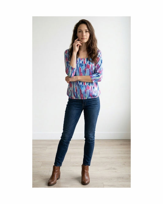 Blouson shirt met geplooide baan en driekwart mouwen in zachte viscose stof verkocht door Marijke Mode