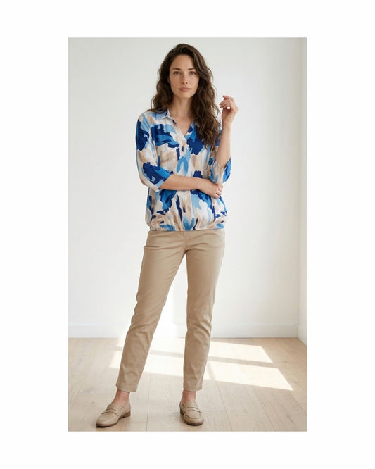 Blouson polo-shirt met V-hals en driekwart mouwen in soepel viscose dessin bij Marijke Mode