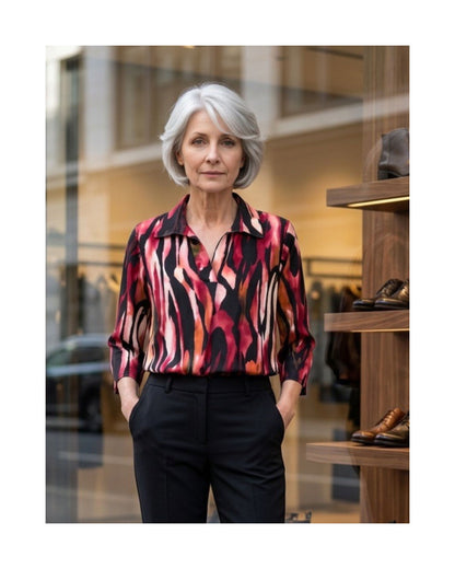 Poloshirt met V-hals en driekwartmouwen van zachte viscose – Marijke Mode.