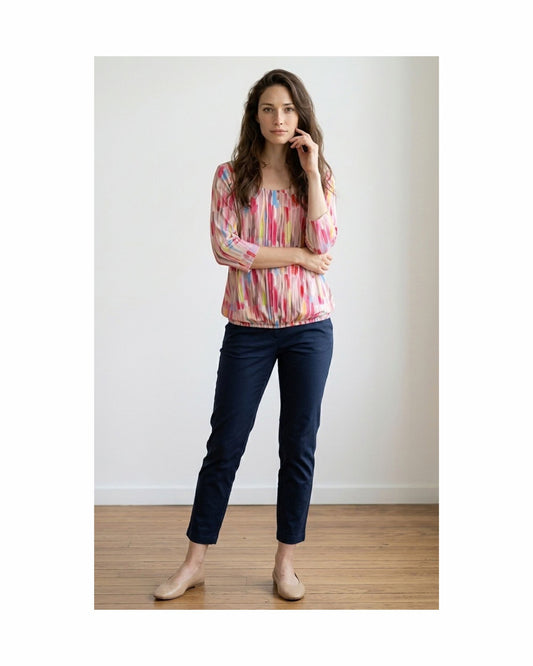 Blouson shirt met geplooide baan en driekwart mouwen in zachte viscose stof verkocht door Marijke Mode