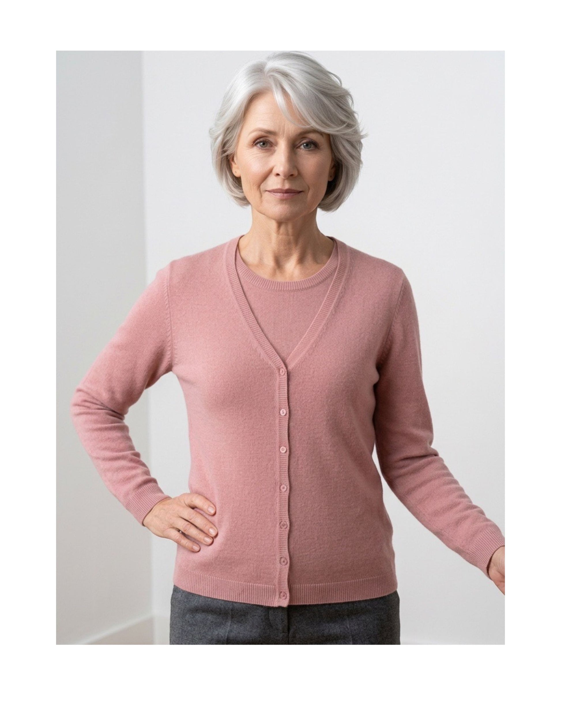 Alt-tekst:
Cashmere Feeling zachte dames-twinset in unikleur met top en vest, verkrijgbaar bij Marijke Mode
