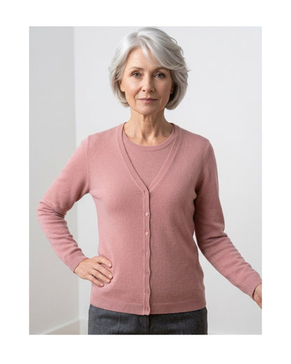 Alt-tekst:
Cashmere Feeling zachte dames-twinset in unikleur met top en vest, verkrijgbaar bij Marijke Mode