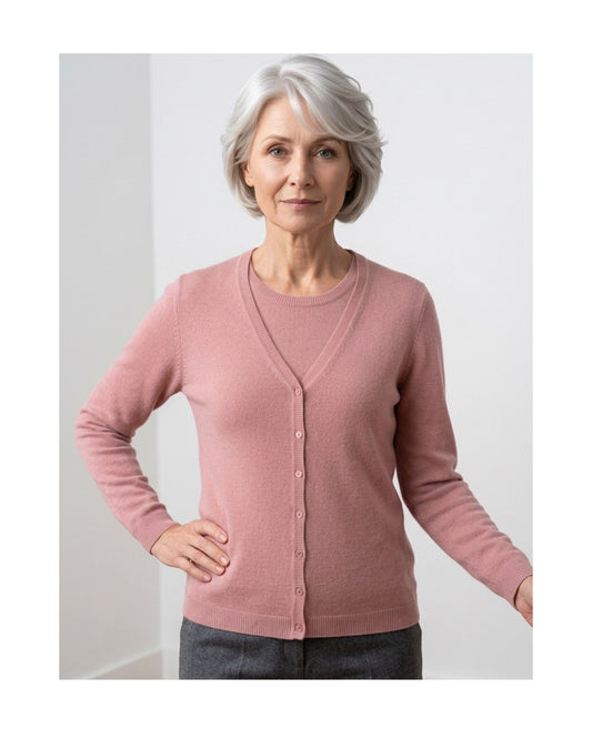 Alt-tekst:
Cashmere Feeling zachte dames-twinset in unikleur met top en vest, verkrijgbaar bij Marijke Mode