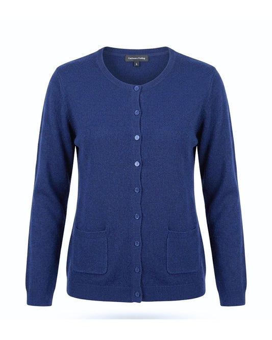 Cashmere Feeling kort vest met ronde hals, knopen en zakken in superzachte kwaliteit, verkrijgbaar bij Marijke Mode.