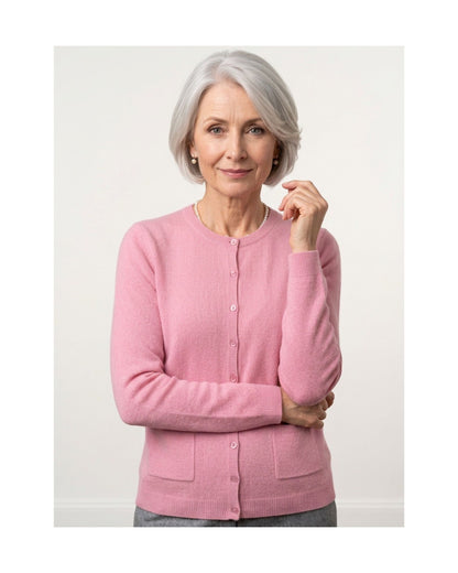 Cashmere Feeling kort vest met ronde hals, knopen en zakken in superzachte kwaliteit, verkrijgbaar bij Marijke Mode.