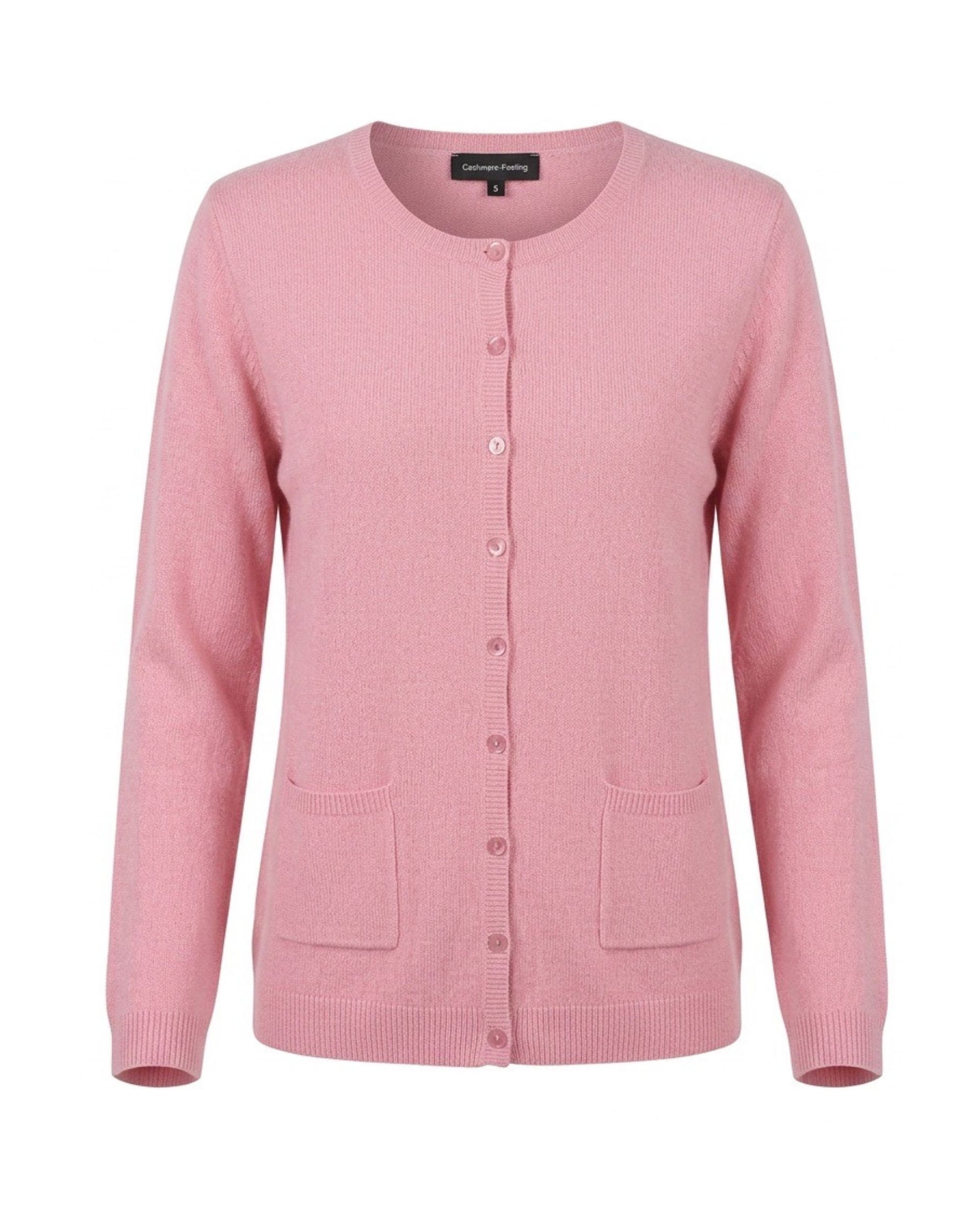 Cashmere Feeling kort vest met ronde hals, knopen en zakken in superzachte kwaliteit, verkrijgbaar bij Marijke Mode.