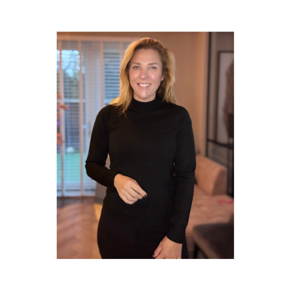 Zachte Cashmere Feeling polo-trui van Marijke Mode – comfortabel, elegant en heerlijk soepel van kwaliteit. Perfect voor een stijlvolle, warme look.