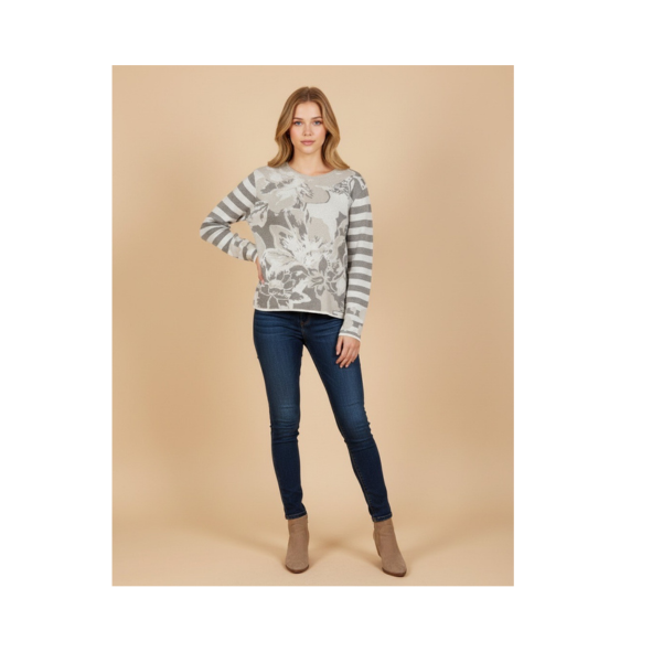 MXO damestrui met ronde hals, strepen en bloemenprint in zachte viscose-katoen kwaliteit – verkrijgbaar in grijs en zwart-wit bij Marijke-Mode.