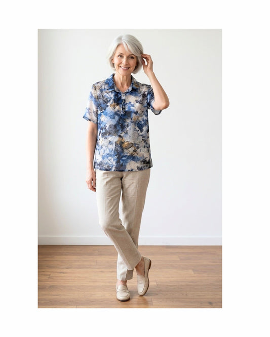 Polo met kraag en zilveren knopen in voorjaarskleuren – verkocht door Marijke Mode