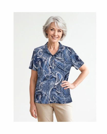 Polo met kraag en zilveren knopen in voorjaarskleuren – verkocht door Marijke Mode