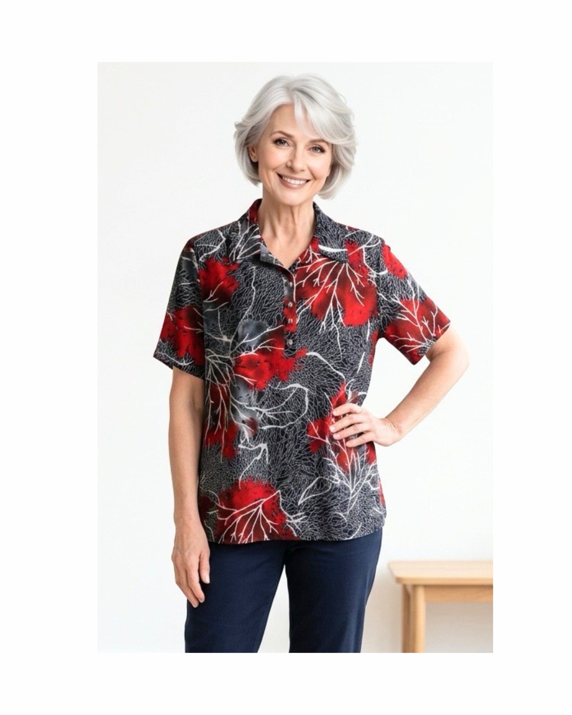 Polo met kraag en zilveren knopen in voorjaarskleuren – verkocht door Marijke Mode