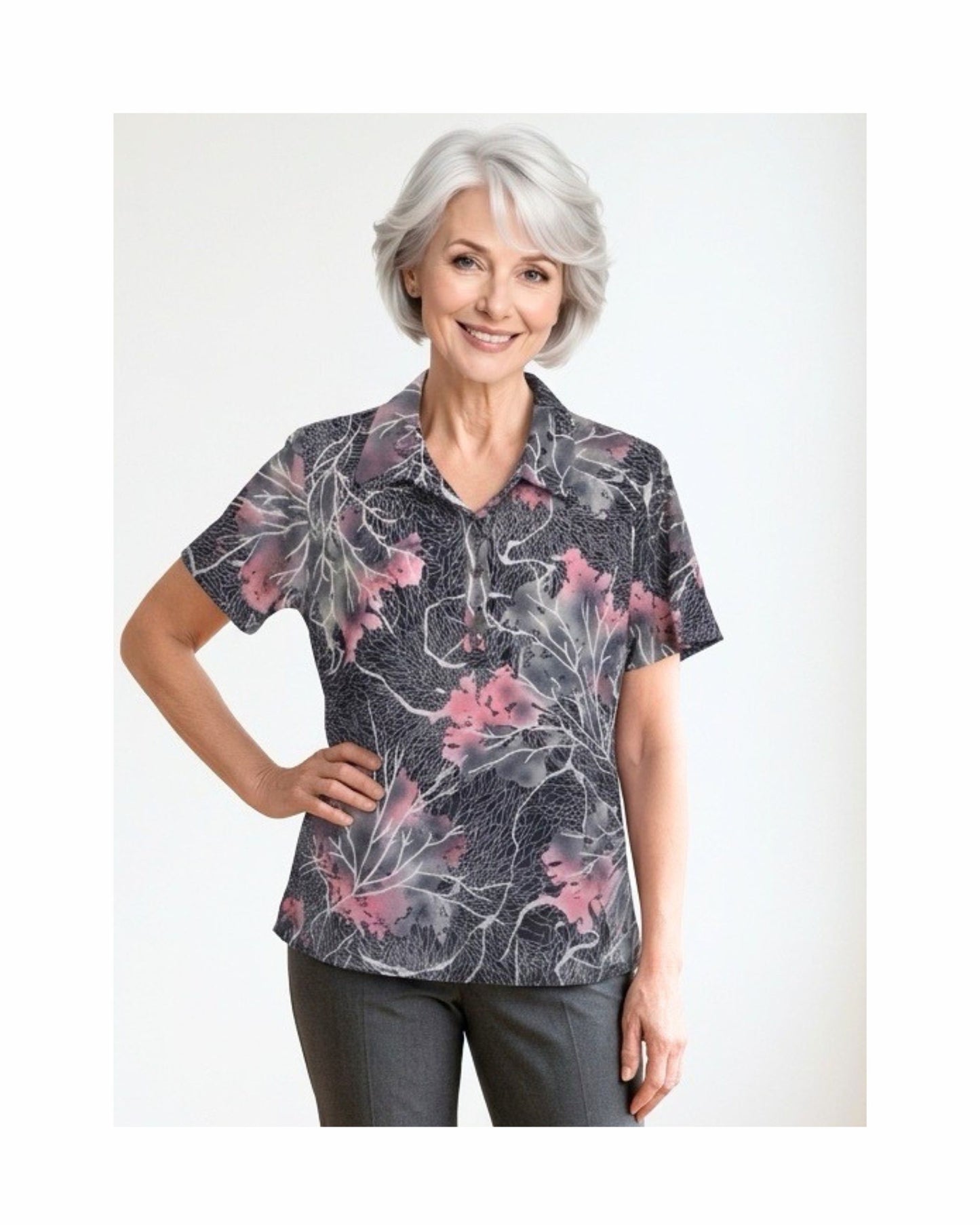 Polo met kraag en zilveren knopen in voorjaarskleuren – verkocht door Marijke Mode