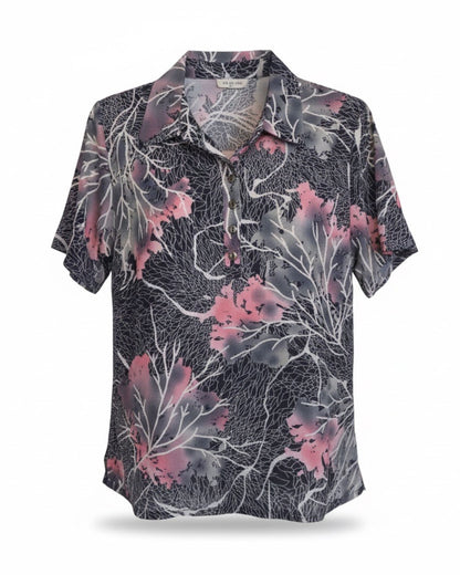 Polo met kraag en zilveren knopen in voorjaarskleuren – verkocht door Marijke Mode