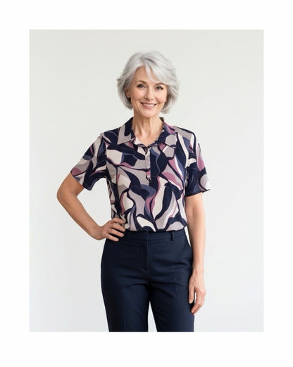 Polo met kraag en zilveren knopen in voorjaarskleuren – verkocht door Marijke Mode