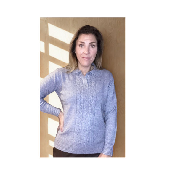 warme dames trui met kraag en stretch en knopen . kabel trui bij marijke mode