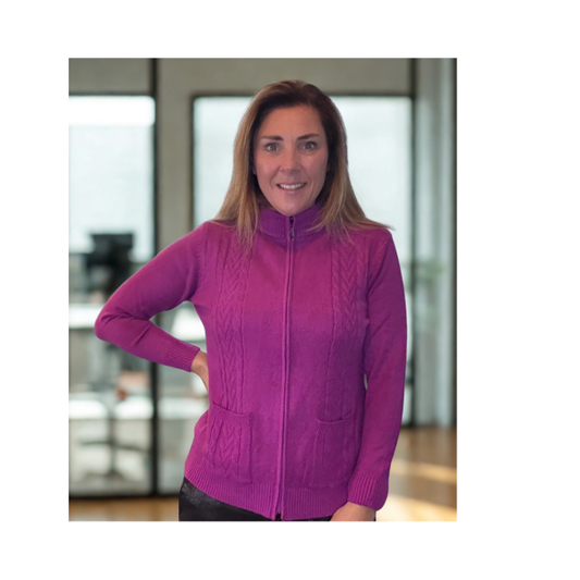 Superzacht LIAM kabelvest met rits en zakjes – warme unikleur damesvest – verkrijgbaar bij Marijke Mode.”