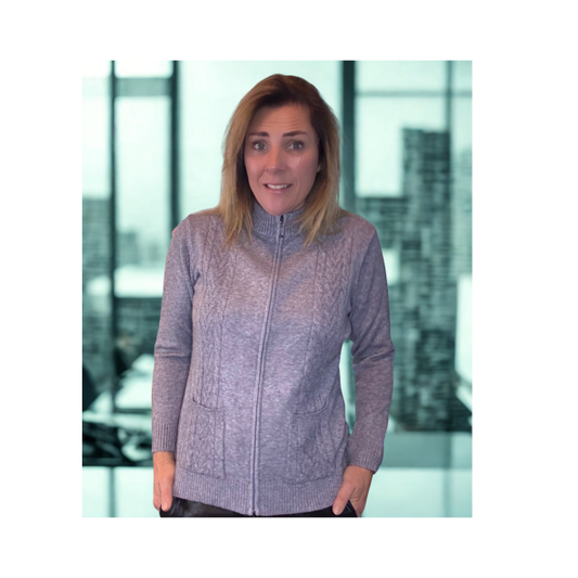 Superzacht LIAM kabelvest met rits en zakjes – warme unikleur damesvest – verkrijgbaar bij Marijke Mode.”