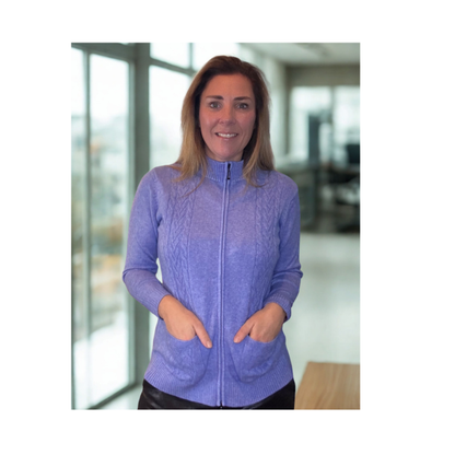 Superzacht LIAM kabelvest met rits en zakjes – warme unikleur damesvest – verkrijgbaar bij Marijke Mode.”