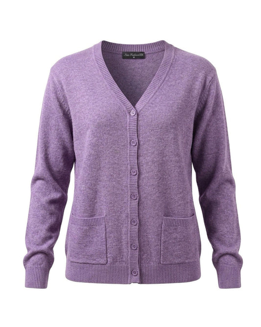 Damesvest met V-hals, knopen en zakjes in pastelkleuren, verkrijgbaar bij Marijke Mode.