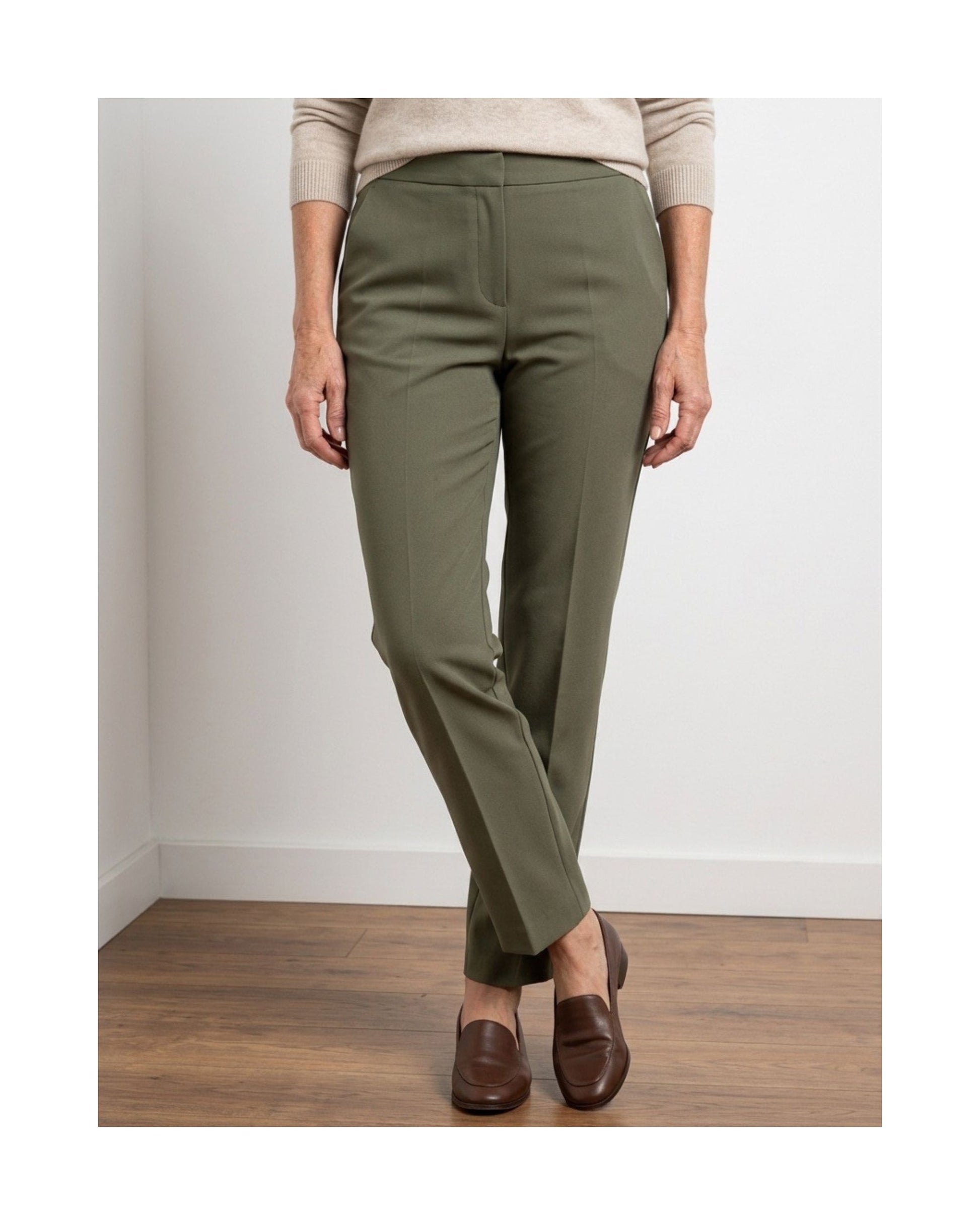 broek met elastiekeband in de taille ineen extra korte lengtemaat. Bij Marijke Mode