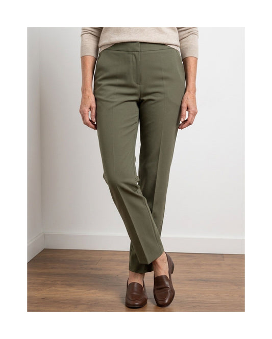broek met elastiekeband in de taille ineen extra korte lengtemaat. Bij Marijke Mode