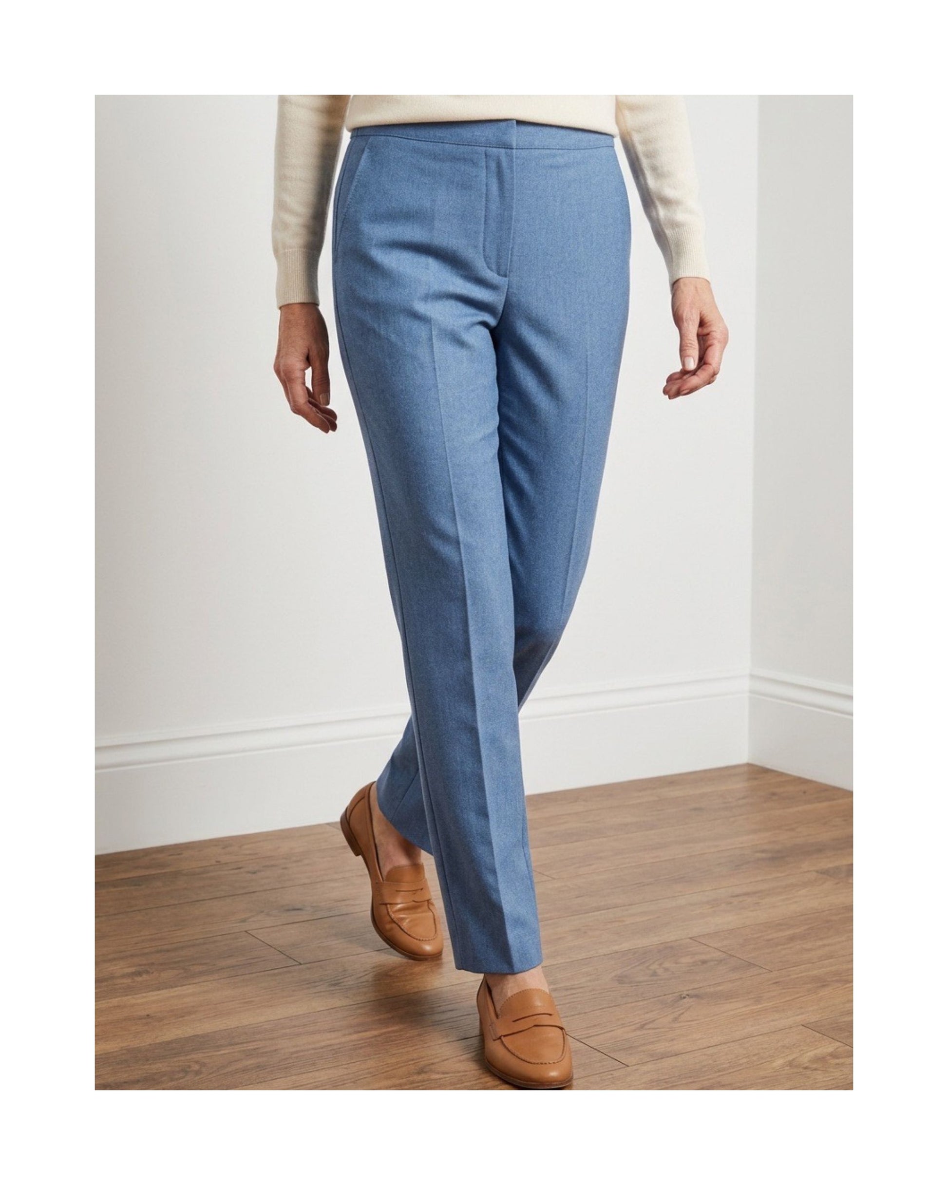 broek met elastiekeband in de taille ineen extra korte lengtemaat. Bij Marijke Mode