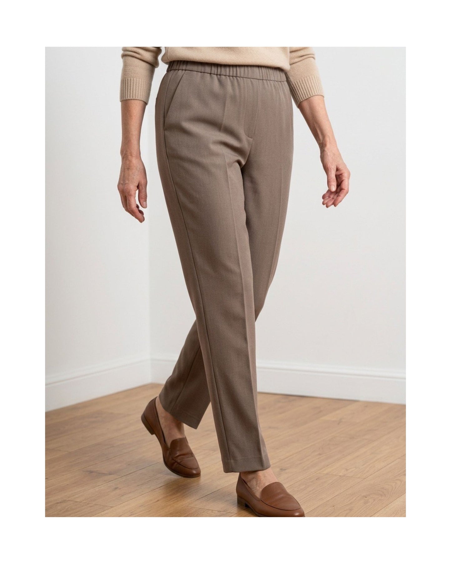 broek met elastiekeband in de taille ineen extra korte lengtemaat. Bij Marijke Mode