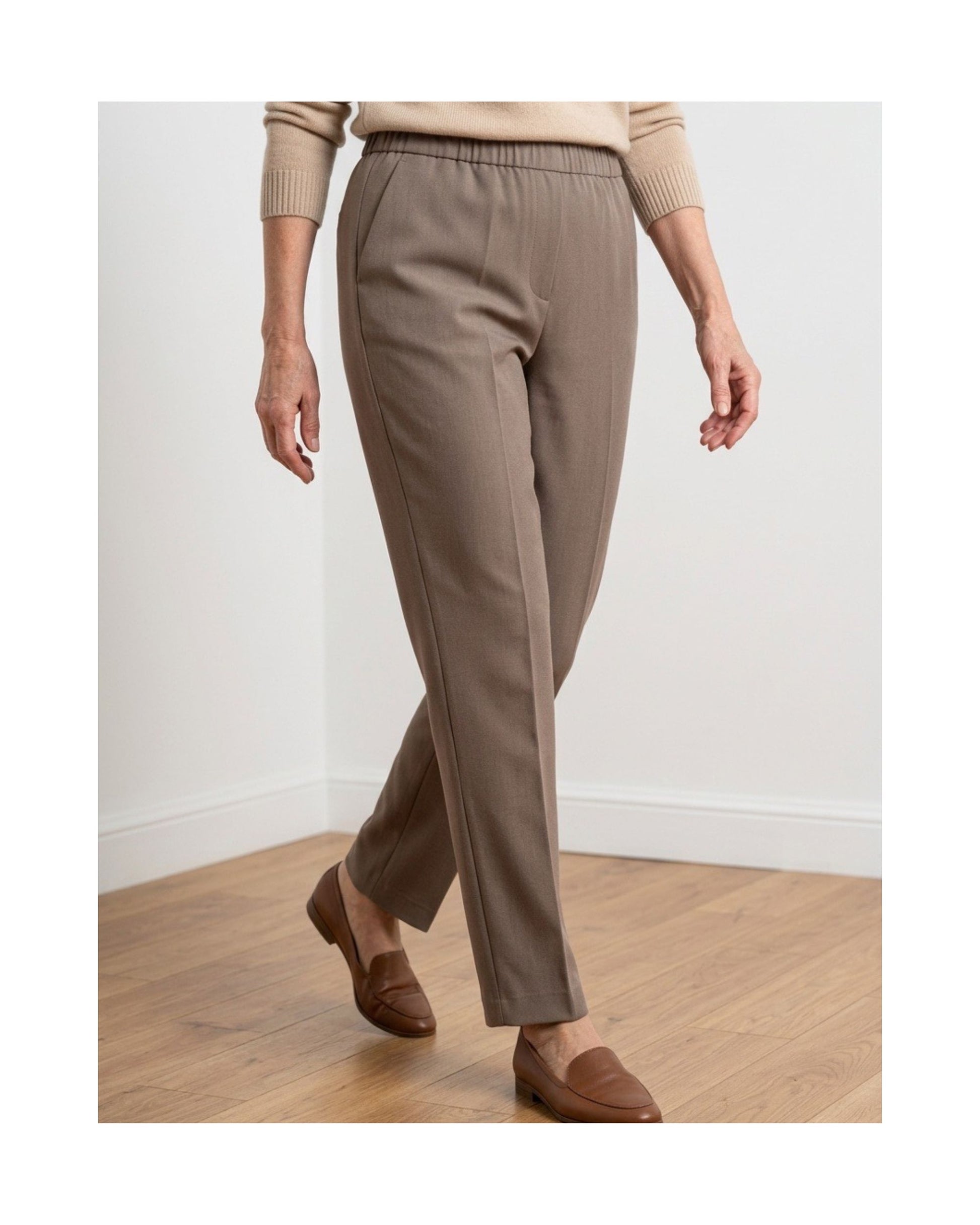 broek met elastiekeband in de taille ineen extra korte lengtemaat. Bij Marijke Mode
