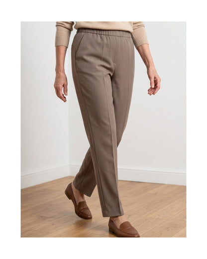 broek met elastiekeband in de taille ineen extra korte lengtemaat. Bij Marijke Mode