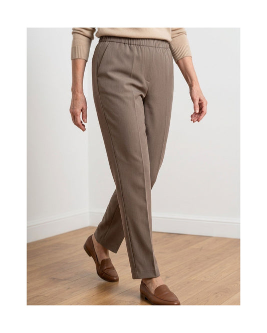 broek met elastiekeband in de taille ineen extra korte lengtemaat. Bij Marijke Mode