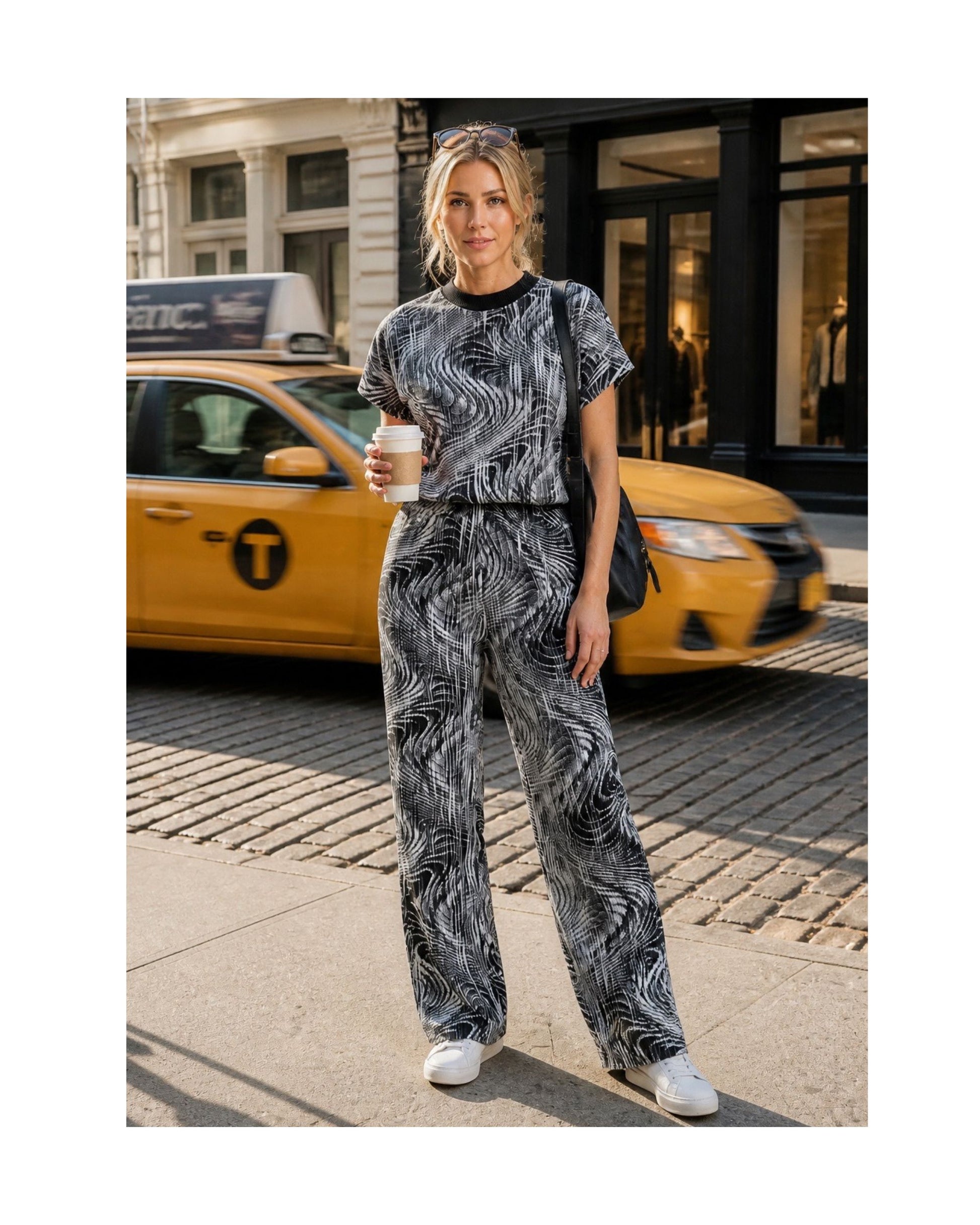 Forever Comfy Set met zwart-witte print en plissé stof verkrijgbaar bij Marijke Mode.