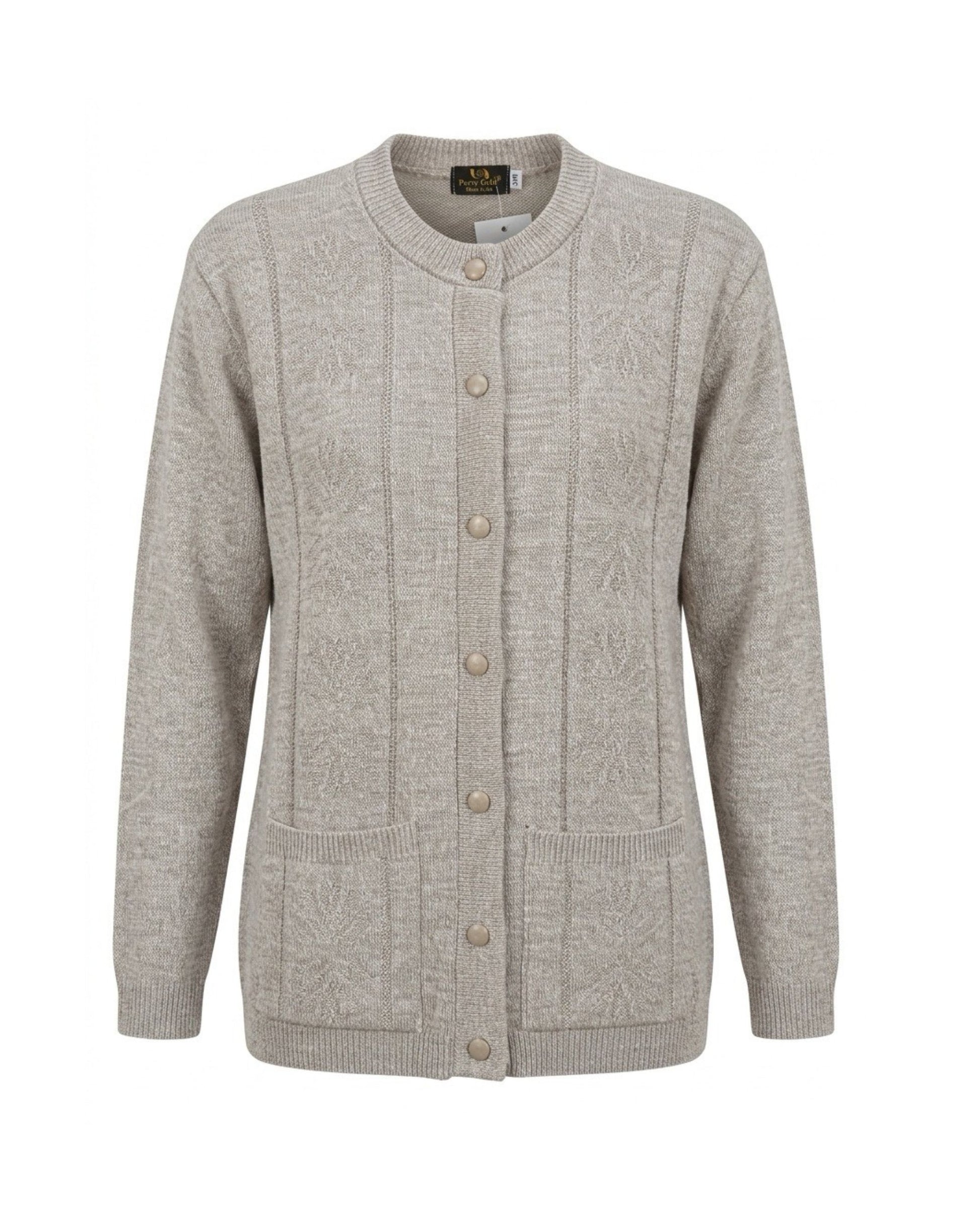 vest met knopen ronde hals zakjes. klassiek dames vest bij Marijke Mode. Forever vest met kabelpatroon in sesam met knoopsluiting en zakjes, verkocht door Marijke Mode